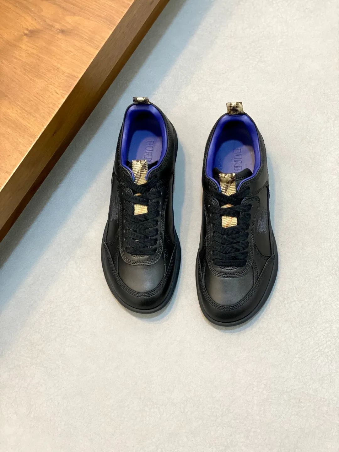 Men's men's shoes 💰660 𝐁𝐔𝐑𝐁𝐄𝐑𝐑𝐘# Burberry's new war horse plaid casual sneakers, new terrace casual sneakers·Burberry (Burberry) classic elements, super comfortable shoes··Knight blue non-slip soles. Finally I saw the latest diagonal checkered sneakers. The colors are really good-looking and can be matched with any way. Sneakers in cotton blend. Crafted in an Italian workshop, it features a worsted Burberry check pattern. Featuring a mesh lining and checkered laces, the rubber sole features the archive Burberry monogram. From Burberry's iconic collection, these wardrobe staples are interpreted with the brand's signature style. The round toe and tongue are embellished with the Equestrian Knight logo (EKD) label, leather insole, and the sole is embellished with the Burberry letter logo size: 38-44 (customized for 45 and 46)